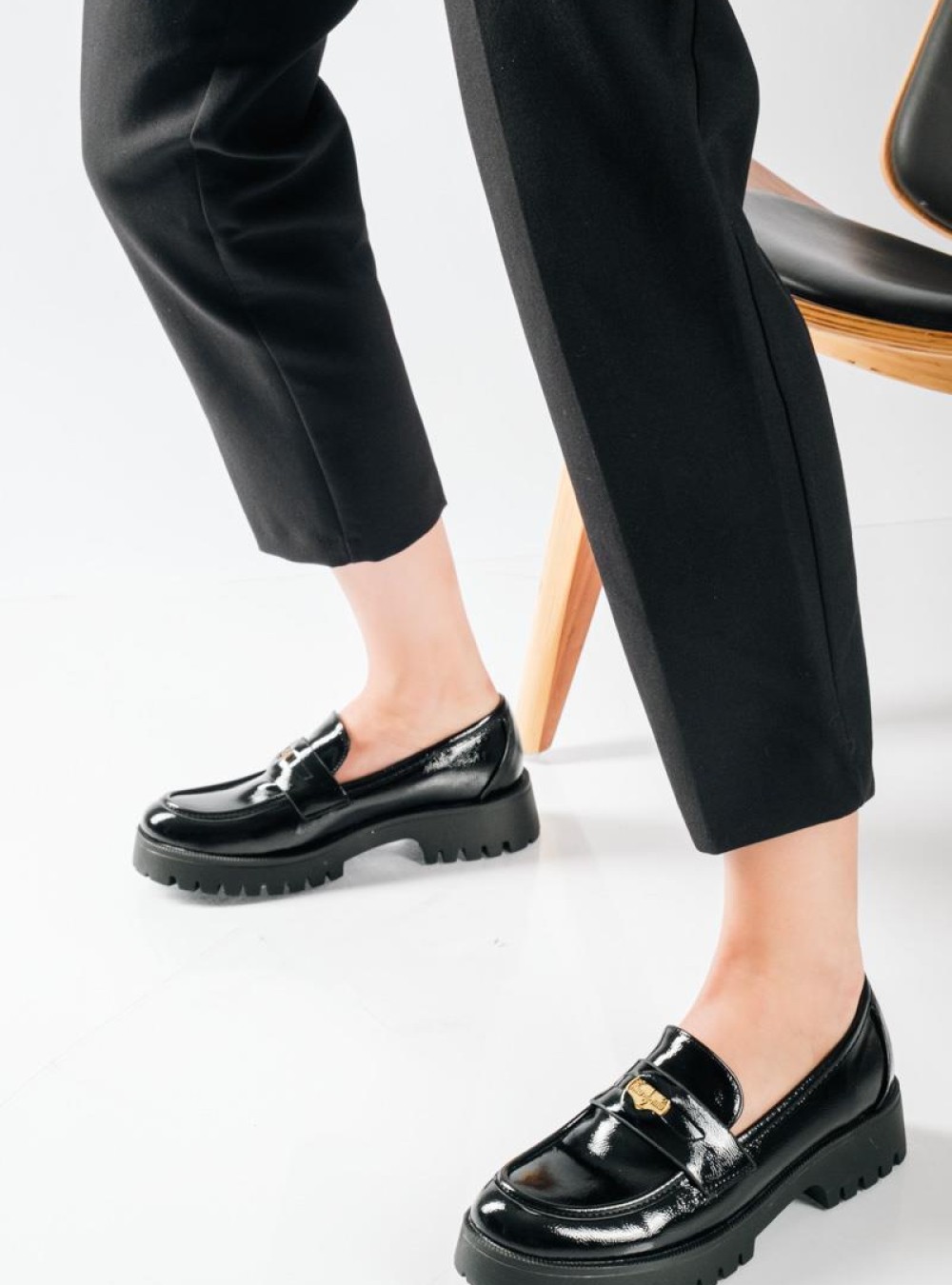 Chunky loafer με λουστρίνι φινίρισμα και διακοσμητιικό φλουρί ΜΑΥΡΟ