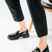Chunky loafer με λουστρίνι φινίρισμα και διακοσμητιικό φλουρί ΜΑΥΡΟ Chunky loafer με λουστρίνι φινίρισμα και διακοσμητιικό φλουρί ΜΑΥΡΟ