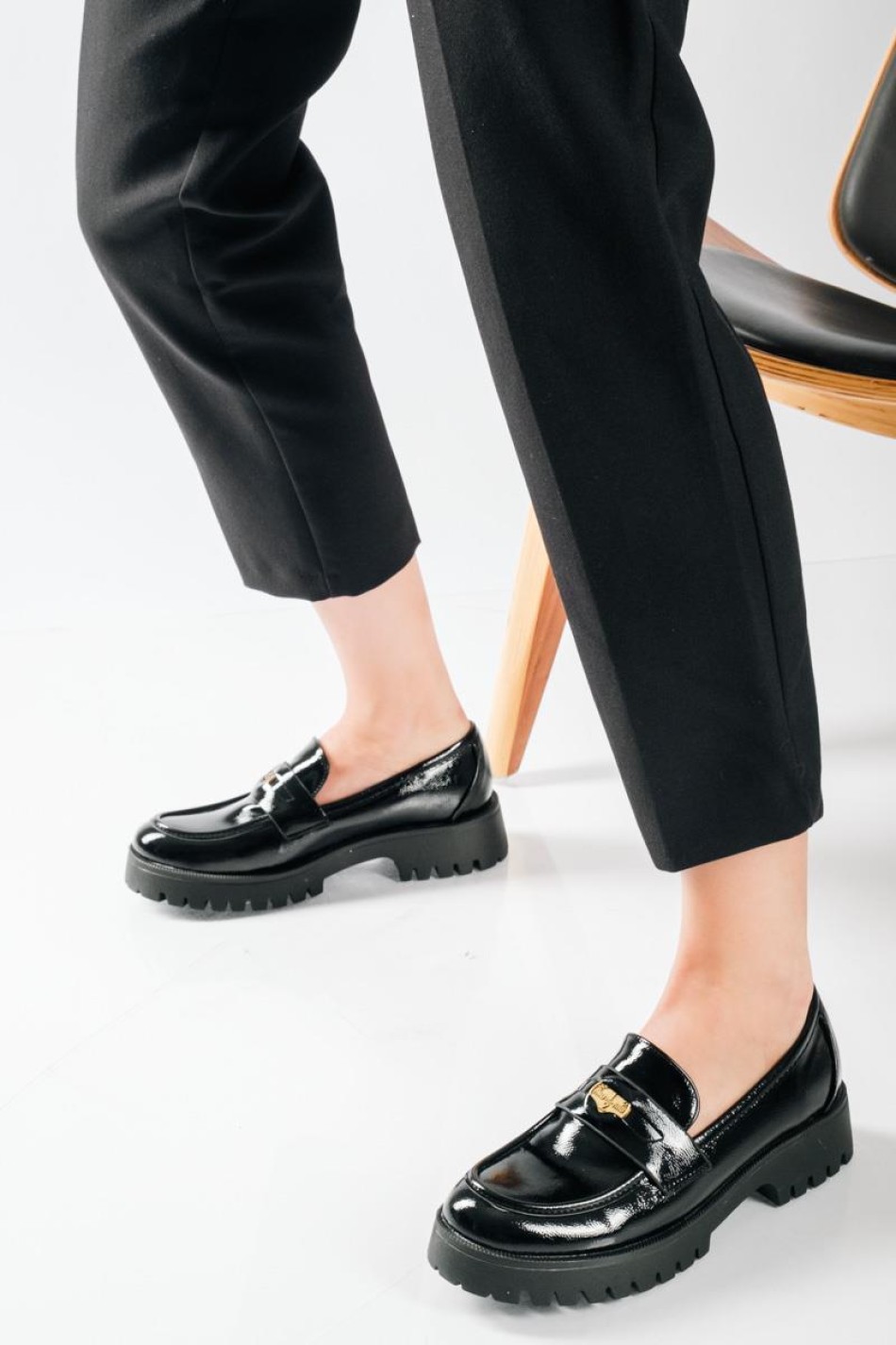 Chunky loafer με λουστρίνι φινίρισμα και διακοσμητιικό φλουρί ΜΑΥΡΟ Chunky loafer με λουστρίνι φινίρισμα και διακοσμητιικό φλουρί ΜΑΥΡΟ