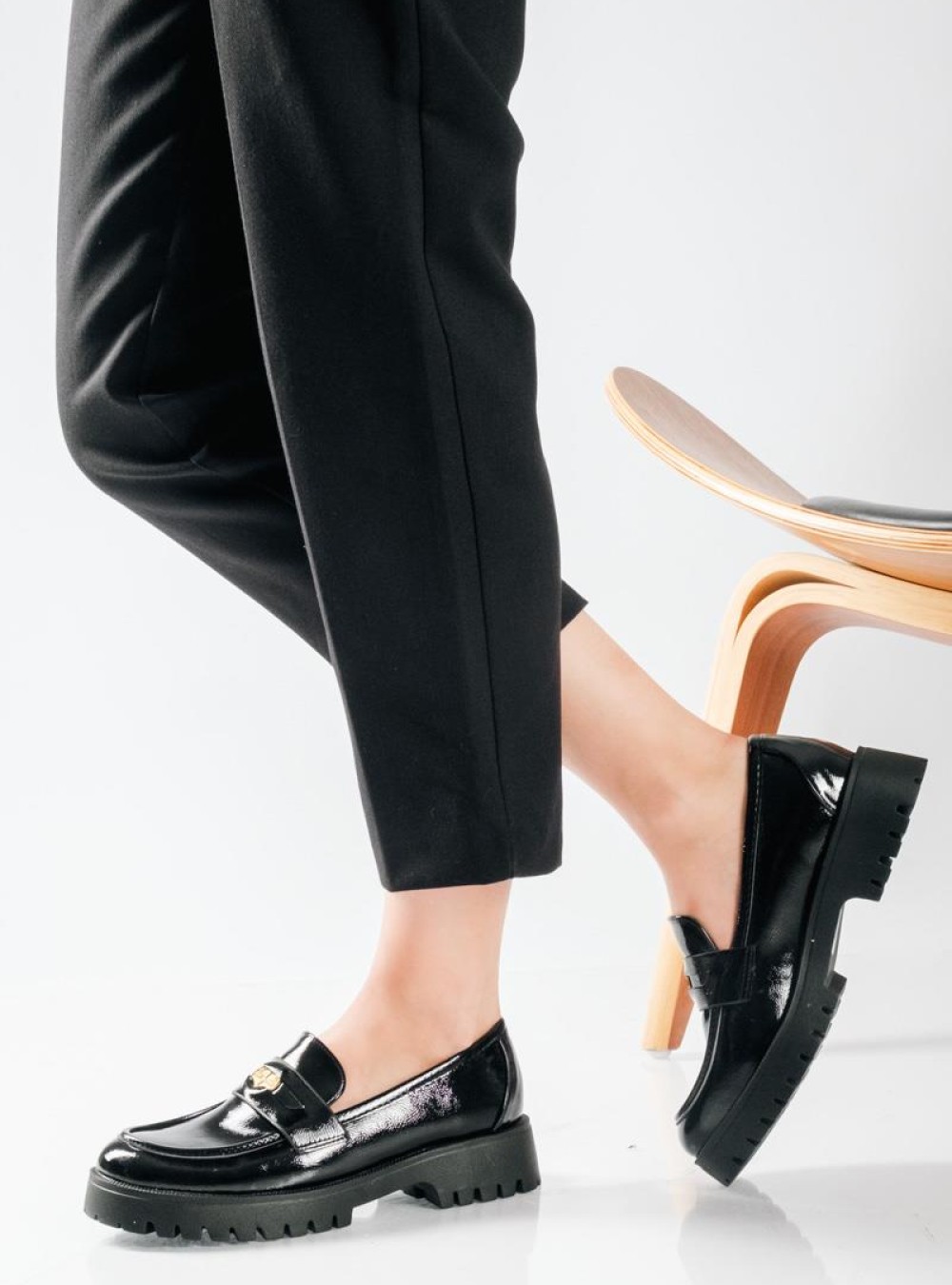 Chunky loafer με λουστρίνι φινίρισμα και διακοσμητιικό φλουρί ΜΑΥΡΟ