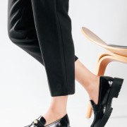 Chunky loafer με λουστρίνι φινίρισμα και διακοσμητιικό φλουρί ΜΑΥΡΟ Chunky loafer με λουστρίνι φινίρισμα και διακοσμητιικό φλουρί ΜΑΥΡΟ
