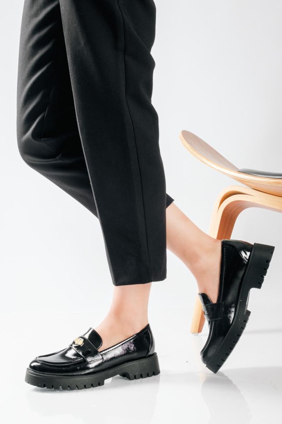 Chunky loafer με λουστρίνι φινίρισμα και διακοσμητιικό φλουρί ΜΑΥΡΟ Chunky loafer με λουστρίνι φινίρισμα και διακοσμητιικό φλουρί ΜΑΥΡΟ