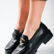 Ragazza δερμάτινα loafers με ιδιαίτερη αλυσίδα ΜΑΥΡΟ