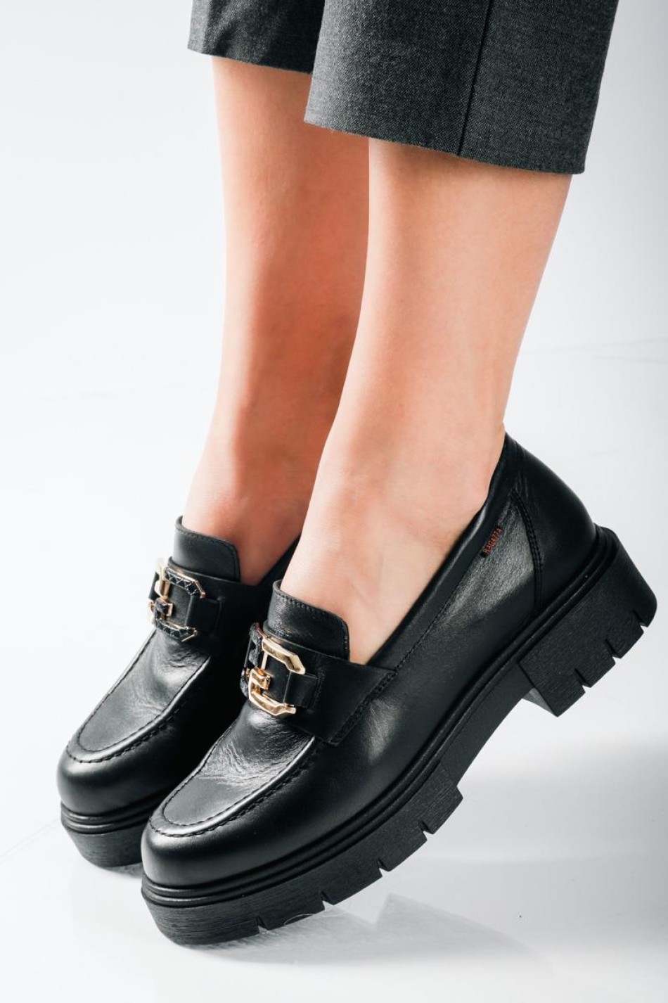 Ragazza δερμάτινα loafers με ιδιαίτερη αλυσίδα ΜΑΥΡΟ