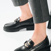 Ragazza δερμάτινα loafers με ιδιαίτερη αλυσίδα ΜΑΥΡΟ
