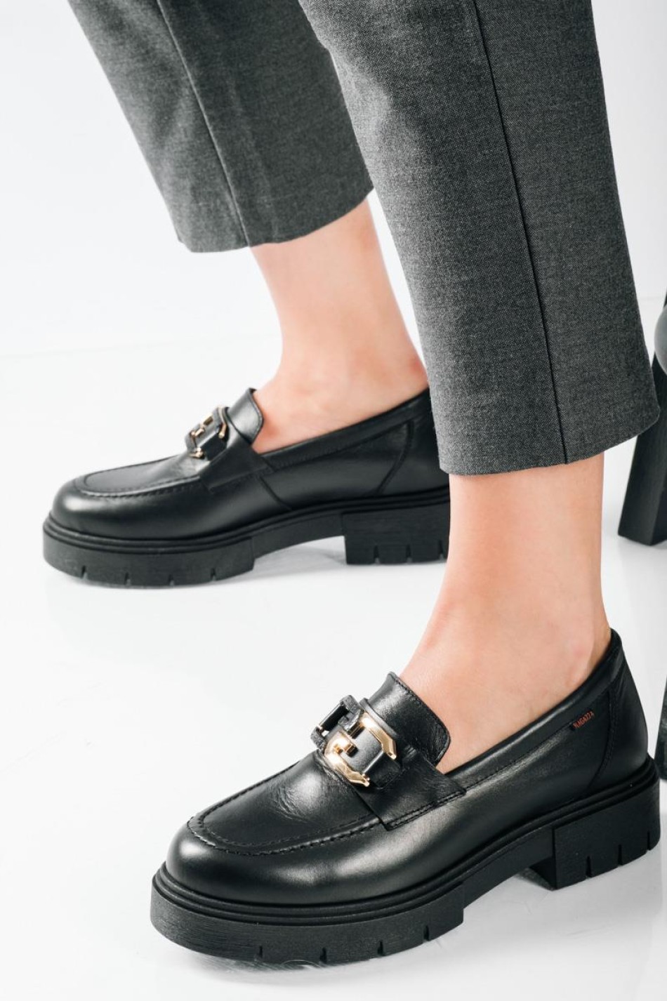 Ragazza δερμάτινα loafers με ιδιαίτερη αλυσίδα ΜΑΥΡΟ