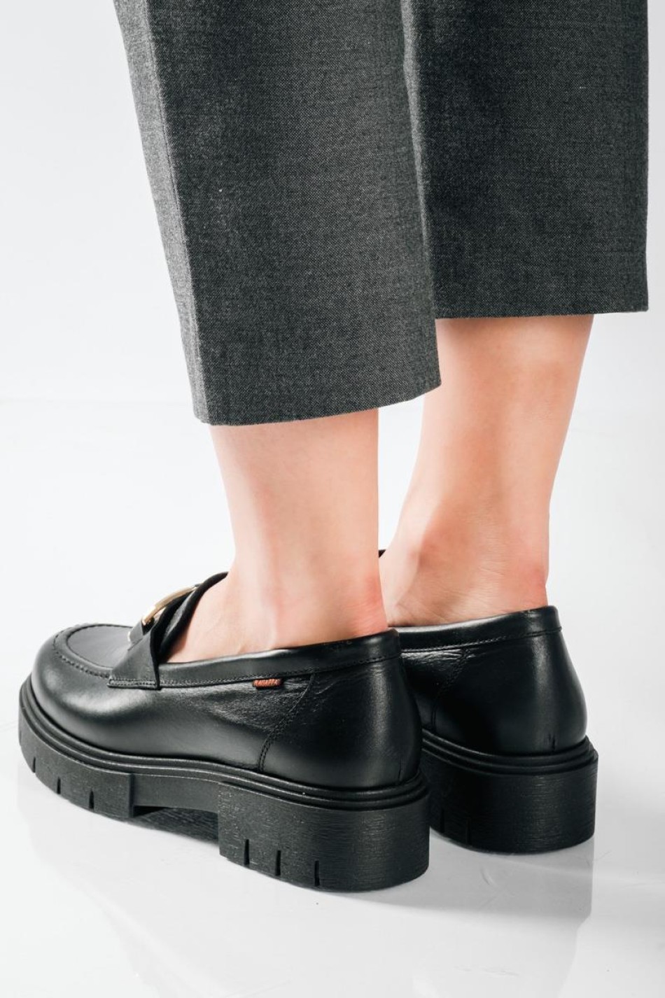 Ragazza δερμάτινα loafers με ιδιαίτερη αλυσίδα ΜΑΥΡΟ
