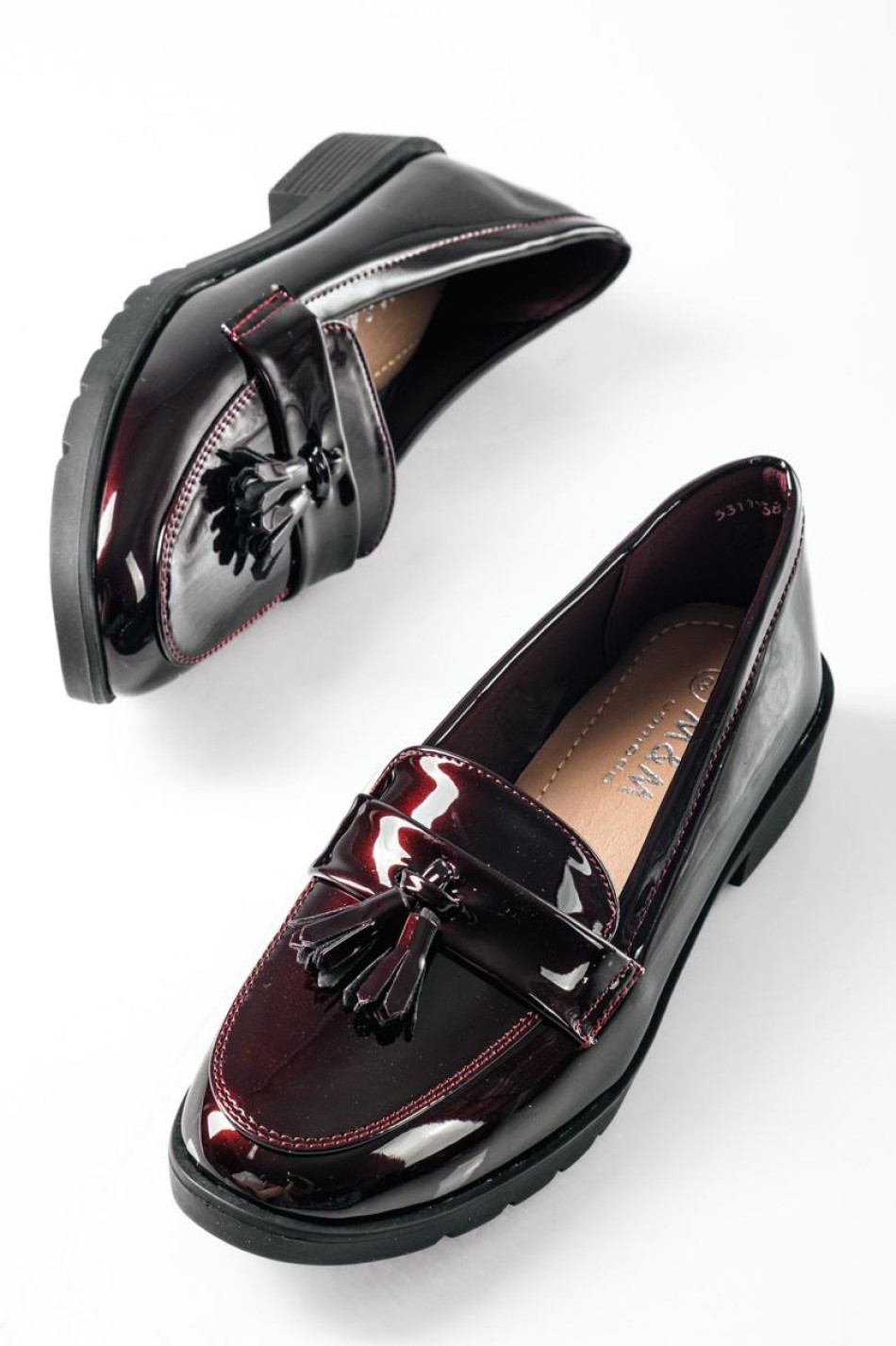 Flat λουστρίνι loafers με κρόσια old fashioned στυλ ΜΠΟΡΝΤΩ Flat λουστρίνι loafers με κρόσια old fashioned στυλ ΜΠΟΡΝΤΩ