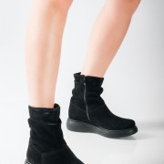 RAGAZZA suede μποτάκια με σχέδιο σούρα και ανατομική σόλα ΜΑΥΡΟ RAGAZZA suede μποτάκια με σχέδιο σούρα και ανατομική σόλα ΜΑΥΡΟ