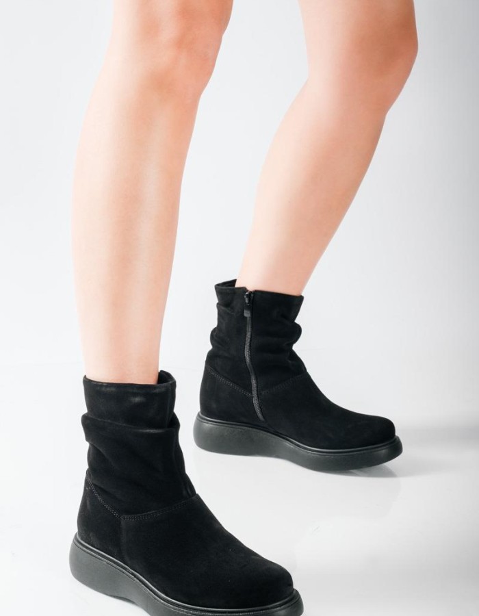 RAGAZZA suede μποτάκια με σχέδιο σούρα και ανατομική σόλα ΜΑΥΡΟ RAGAZZA suede μποτάκια με σχέδιο σούρα και ανατομική σόλα ΜΑΥΡΟ