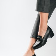 RAGAZZA Δερμάτινο loafer με διακριτική αλυσίδα ΜΑΥΡΟ