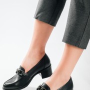 RAGAZZA Δερμάτινο loafer με διακριτική αλυσίδα ΜΑΥΡΟ