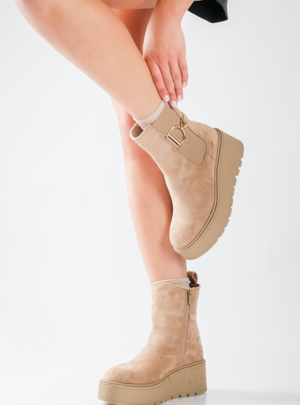 Chelsea suede μποτάκια με πλατφόρμα και μεταλλικό στοιχείο  ΠΟΥΡΟ Chelsea suede μποτάκια με πλατφόρμα και μεταλλικό στοιχείο  ΠΟΥΡΟ