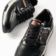Ανδρικά casual sneakers με καφέ λεπτομέρειες ΜΑΥΡΟ Ανδρικά casual sneakers με καφέ λεπτομέρειες ΜΑΥΡΟ