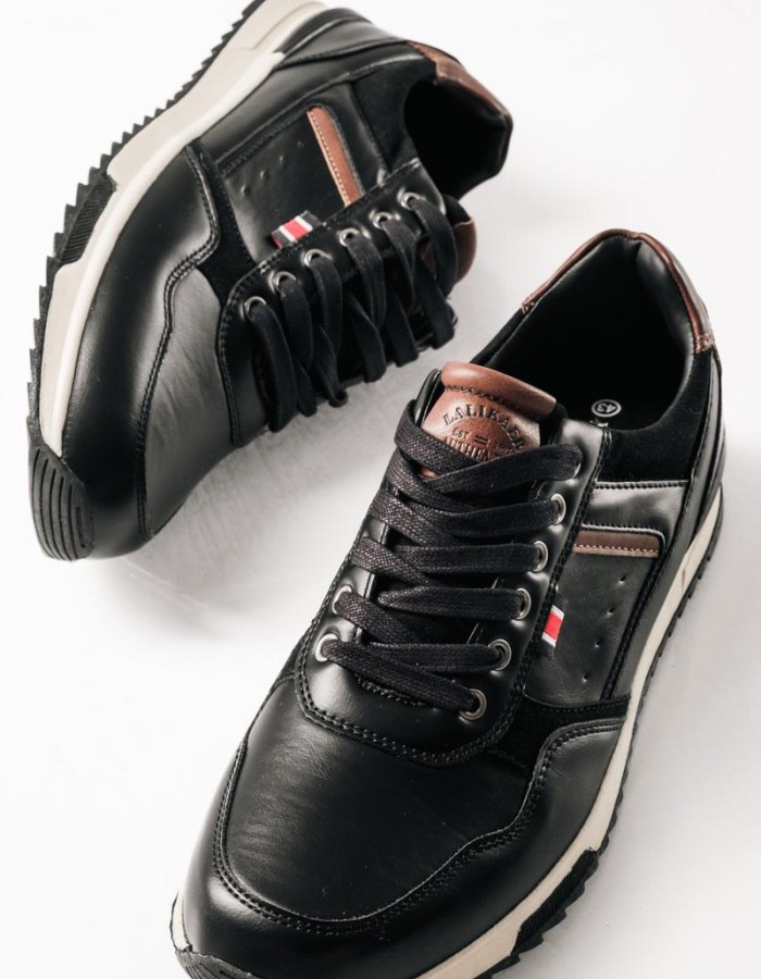 Ανδρικά casual sneakers με καφέ λεπτομέρειες ΜΑΥΡΟ