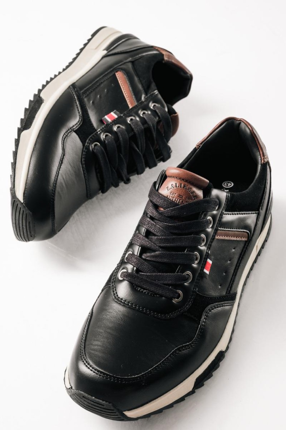 Ανδρικά casual sneakers με καφέ λεπτομέρειες ΜΑΥΡΟ Ανδρικά casual sneakers με καφέ λεπτομέρειες ΜΑΥΡΟ