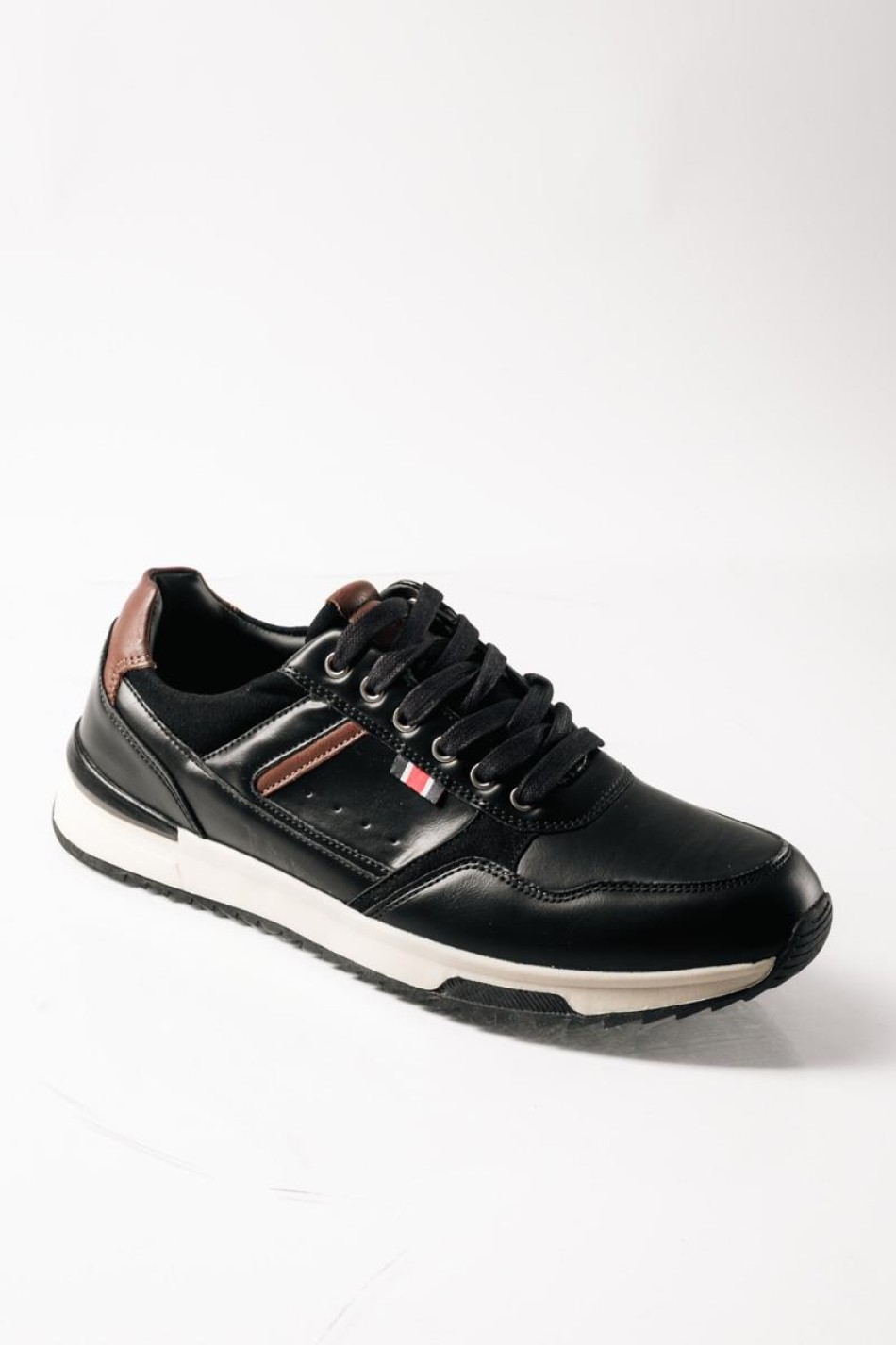 Ανδρικά casual sneakers με καφέ λεπτομέρειες ΜΑΥΡΟ Ανδρικά casual sneakers με καφέ λεπτομέρειες ΜΑΥΡΟ