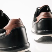 Ανδρικά casual sneakers με καφέ λεπτομέρειες ΜΑΥΡΟ Ανδρικά casual sneakers με καφέ λεπτομέρειες ΜΑΥΡΟ