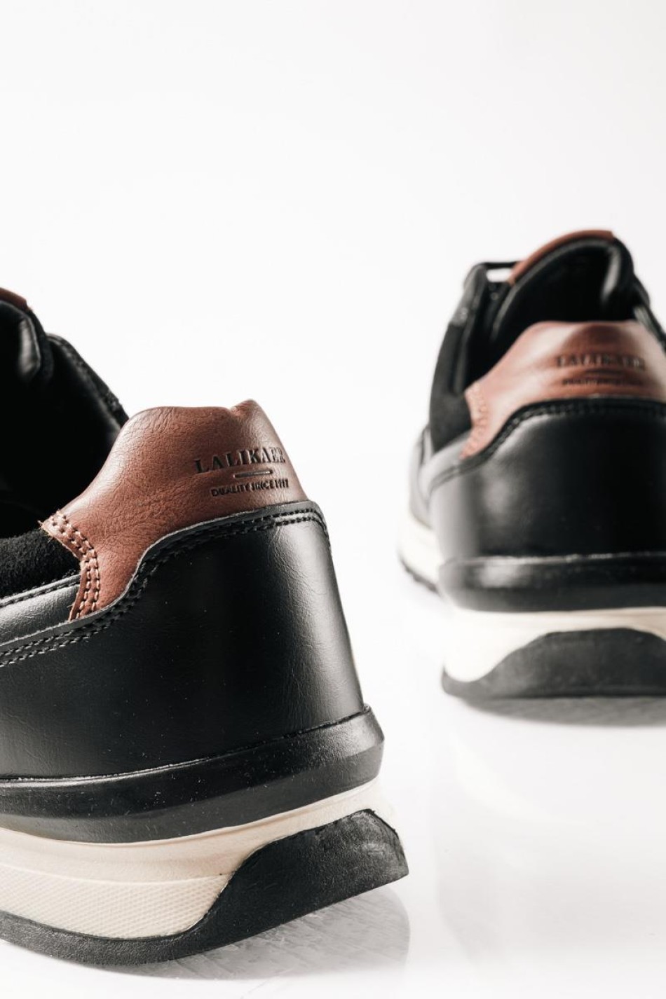 Ανδρικά casual sneakers με καφέ λεπτομέρειες ΜΑΥΡΟ Ανδρικά casual sneakers με καφέ λεπτομέρειες ΜΑΥΡΟ