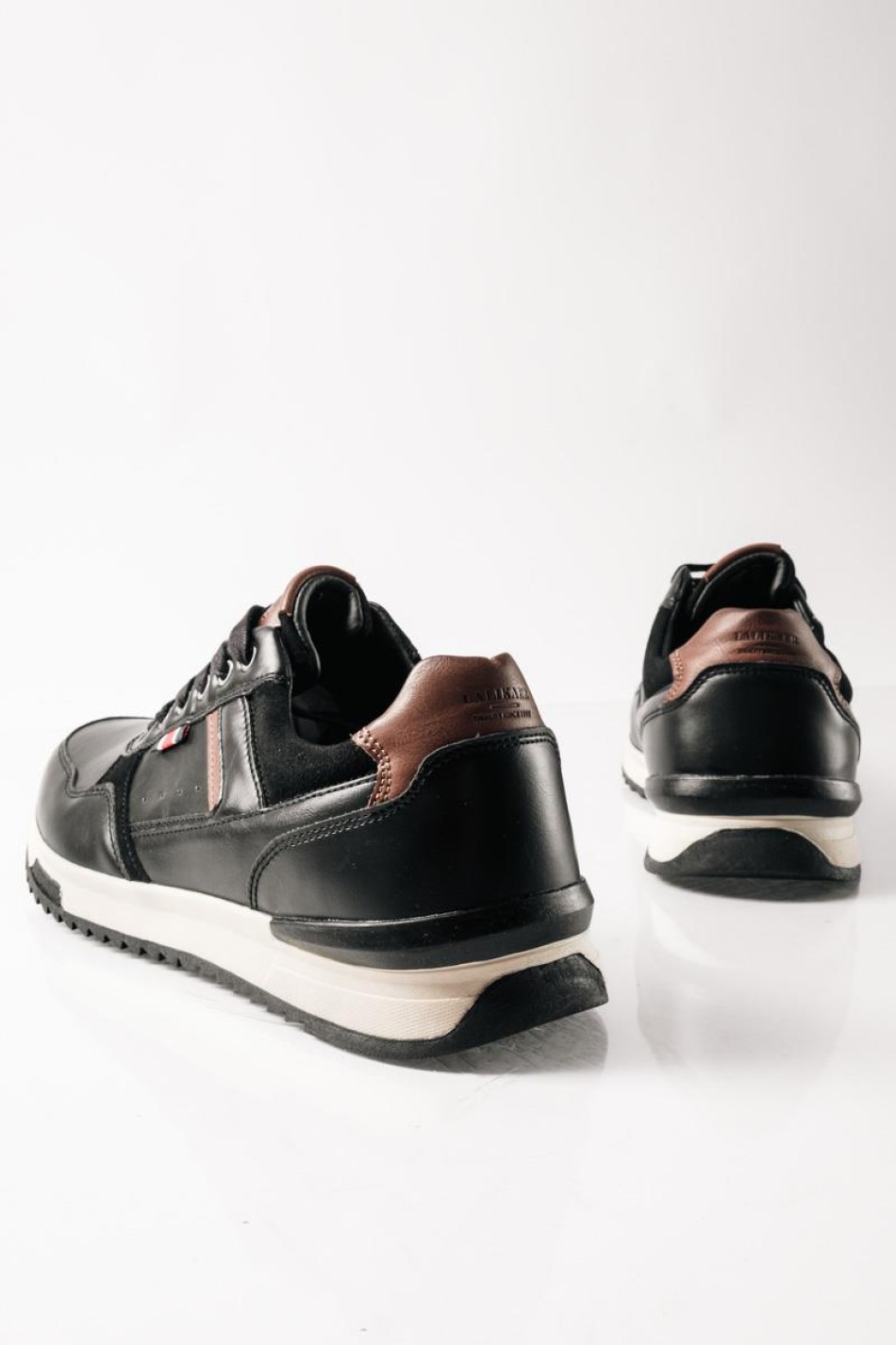 Ανδρικά casual sneakers με καφέ λεπτομέρειες ΜΑΥΡΟ Ανδρικά casual sneakers με καφέ λεπτομέρειες ΜΑΥΡΟ