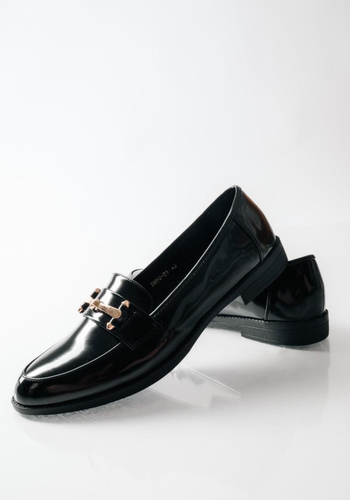 Loafers με διακοσμητική αγκράφα και διακριτική γυαλάδα ΜΑΥΡΟ