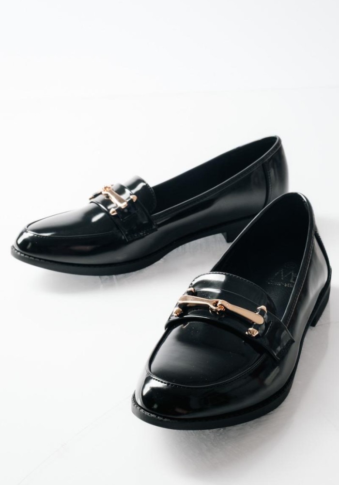 Loafers με διακοσμητική αγκράφα και διακριτική γυαλάδα ΜΑΥΡΟ