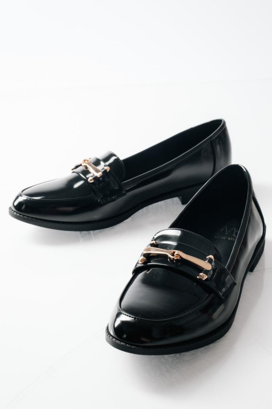 Loafers με διακοσμητική αγκράφα και διακριτική γυαλάδα ΜΑΥΡΟ Loafers με διακοσμητική αγκράφα και διακριτική γυαλάδα ΜΑΥΡΟ