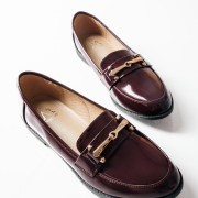 Loafers με διακοσμητική αγκράφα και διακριτική γυαλάδα ΜΠΟΡΝΤΩ Loafers με διακοσμητική αγκράφα και διακριτική γυαλάδα ΜΠΟΡΝΤΩ