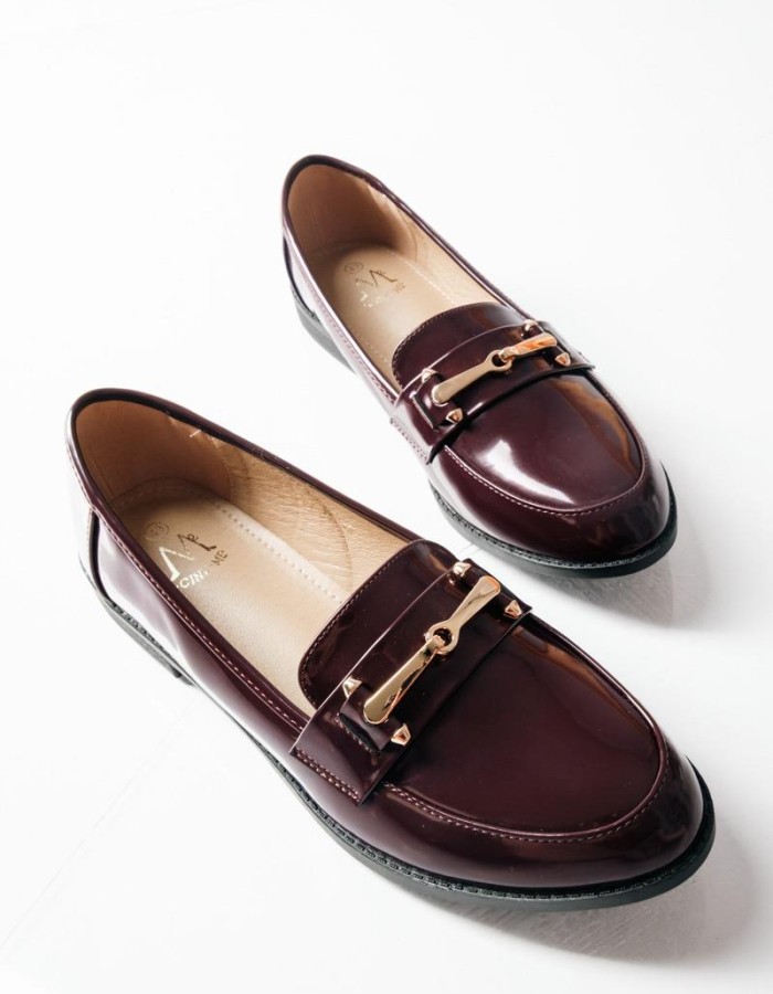 Loafers με διακοσμητική αγκράφα και διακριτική γυαλάδα ΜΠΟΡΝΤΩ