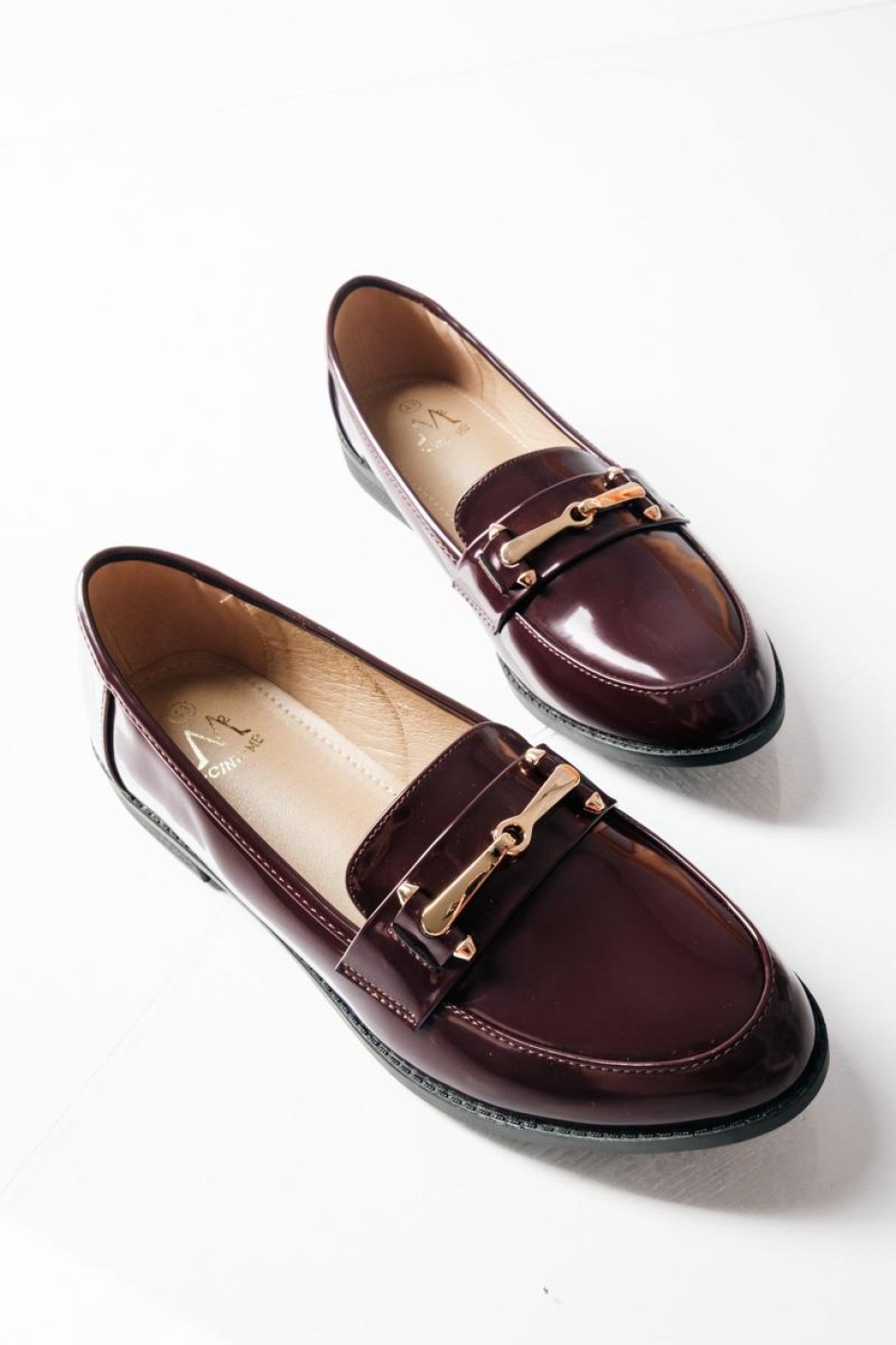 Loafers με διακοσμητική αγκράφα και διακριτική γυαλάδα ΜΠΟΡΝΤΩ Loafers με διακοσμητική αγκράφα και διακριτική γυαλάδα ΜΠΟΡΝΤΩ