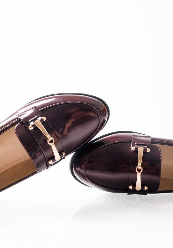 Loafers με διακοσμητική αγκράφα και διακριτική γυαλάδα ΜΠΟΡΝΤΩ