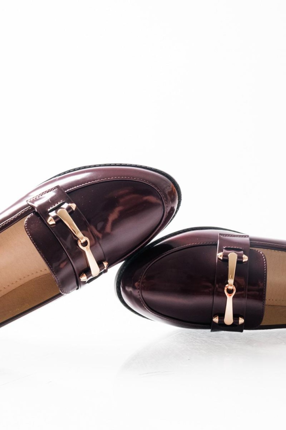Loafers με διακοσμητική αγκράφα και διακριτική γυαλάδα ΜΠΟΡΝΤΩ Loafers με διακοσμητική αγκράφα και διακριτική γυαλάδα ΜΠΟΡΝΤΩ