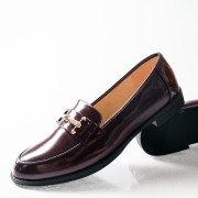 Loafers με διακοσμητική αγκράφα και διακριτική γυαλάδα ΜΠΟΡΝΤΩ Loafers με διακοσμητική αγκράφα και διακριτική γυαλάδα ΜΠΟΡΝΤΩ