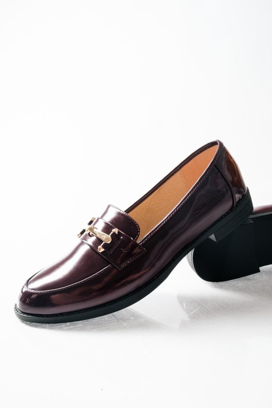 Loafers με διακοσμητική αγκράφα και διακριτική γυαλάδα ΜΠΟΡΝΤΩ Loafers με διακοσμητική αγκράφα και διακριτική γυαλάδα ΜΠΟΡΝΤΩ