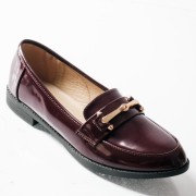 Loafers με διακοσμητική αγκράφα και διακριτική γυαλάδα ΜΠΟΡΝΤΩ Loafers με διακοσμητική αγκράφα και διακριτική γυαλάδα ΜΠΟΡΝΤΩ