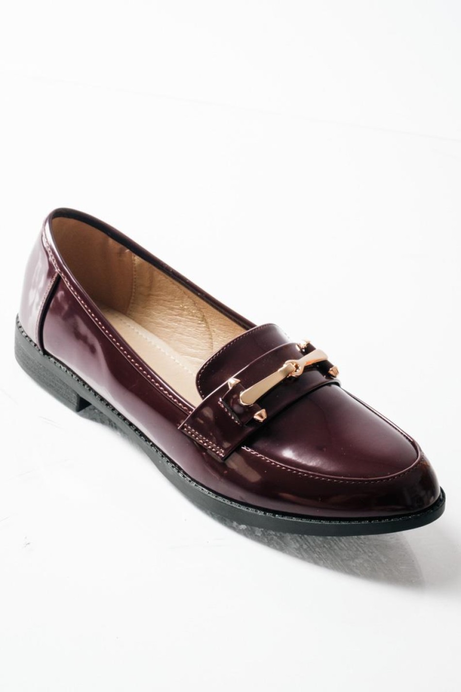 Loafers με διακοσμητική αγκράφα και διακριτική γυαλάδα ΜΠΟΡΝΤΩ Loafers με διακοσμητική αγκράφα και διακριτική γυαλάδα ΜΠΟΡΝΤΩ