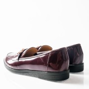 Loafers με διακοσμητική αγκράφα και διακριτική γυαλάδα ΜΠΟΡΝΤΩ Loafers με διακοσμητική αγκράφα και διακριτική γυαλάδα ΜΠΟΡΝΤΩ