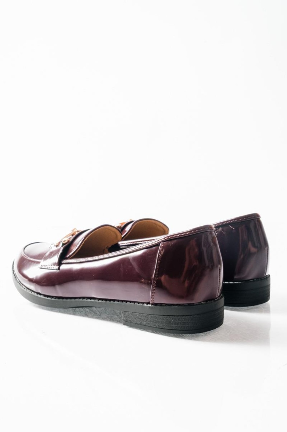 Loafers με διακοσμητική αγκράφα και διακριτική γυαλάδα ΜΠΟΡΝΤΩ Loafers με διακοσμητική αγκράφα και διακριτική γυαλάδα ΜΠΟΡΝΤΩ