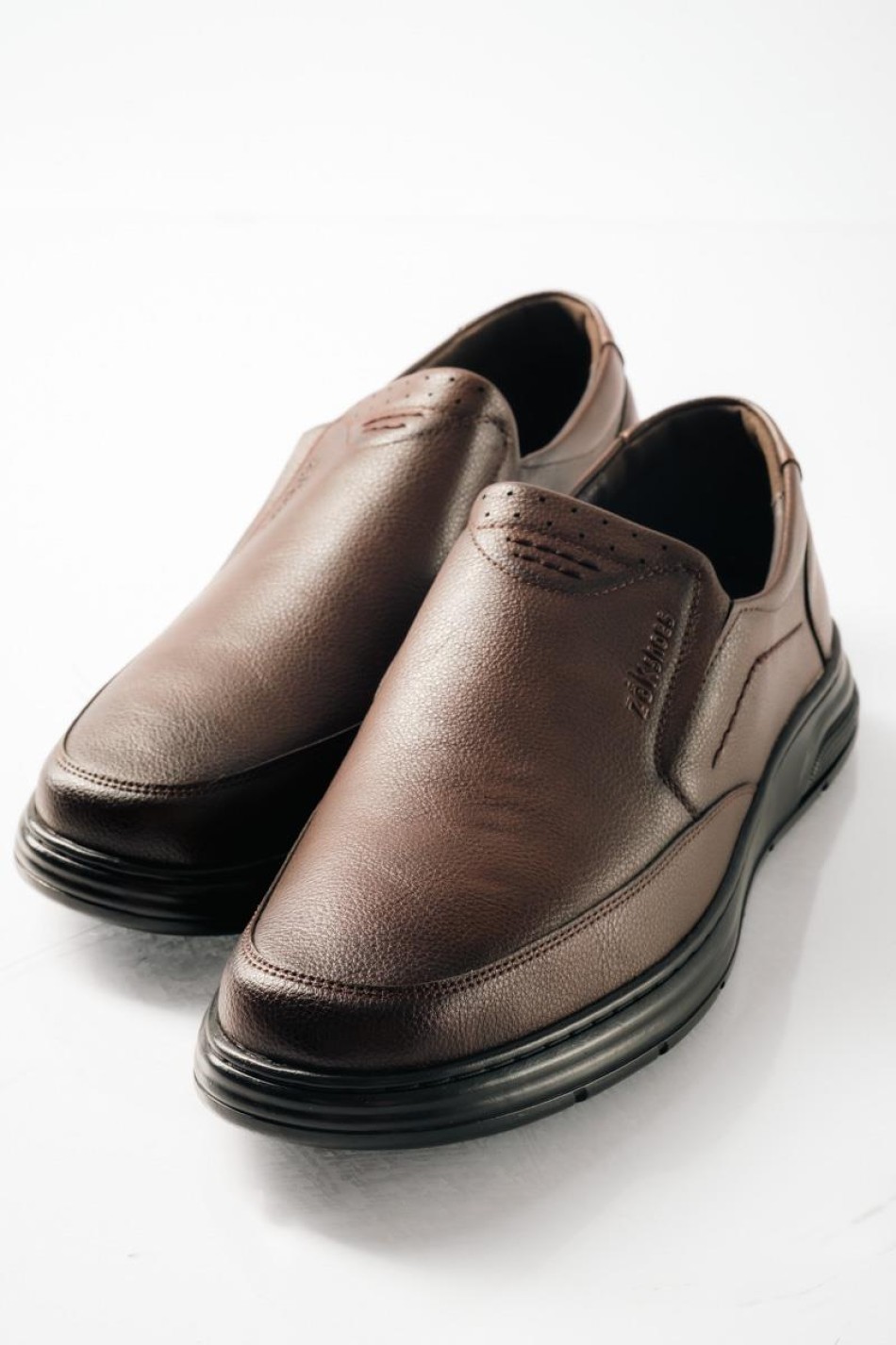 ΖΑΚ ανδρικά slip-on με κομψές λεπτομέρειες ραφών για διαχρονικό στυλ ΚΑΦΕ ΖΑΚ ανδρικά slip-on με κομψές λεπτομέρειες ραφών για διαχρονικό στυλ ΚΑΦΕ