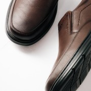 ΖΑΚ ανδρικά slip-on με κομψές λεπτομέρειες ραφών για διαχρονικό στυλ ΚΑΦΕ ΖΑΚ ανδρικά slip-on με κομψές λεπτομέρειες ραφών για διαχρονικό στυλ ΚΑΦΕ