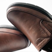 ΖΑΚ ανδρικά slip-on με κομψές λεπτομέρειες ραφών για διαχρονικό στυλ ΚΑΦΕ ΖΑΚ ανδρικά slip-on με κομψές λεπτομέρειες ραφών για διαχρονικό στυλ ΚΑΦΕ