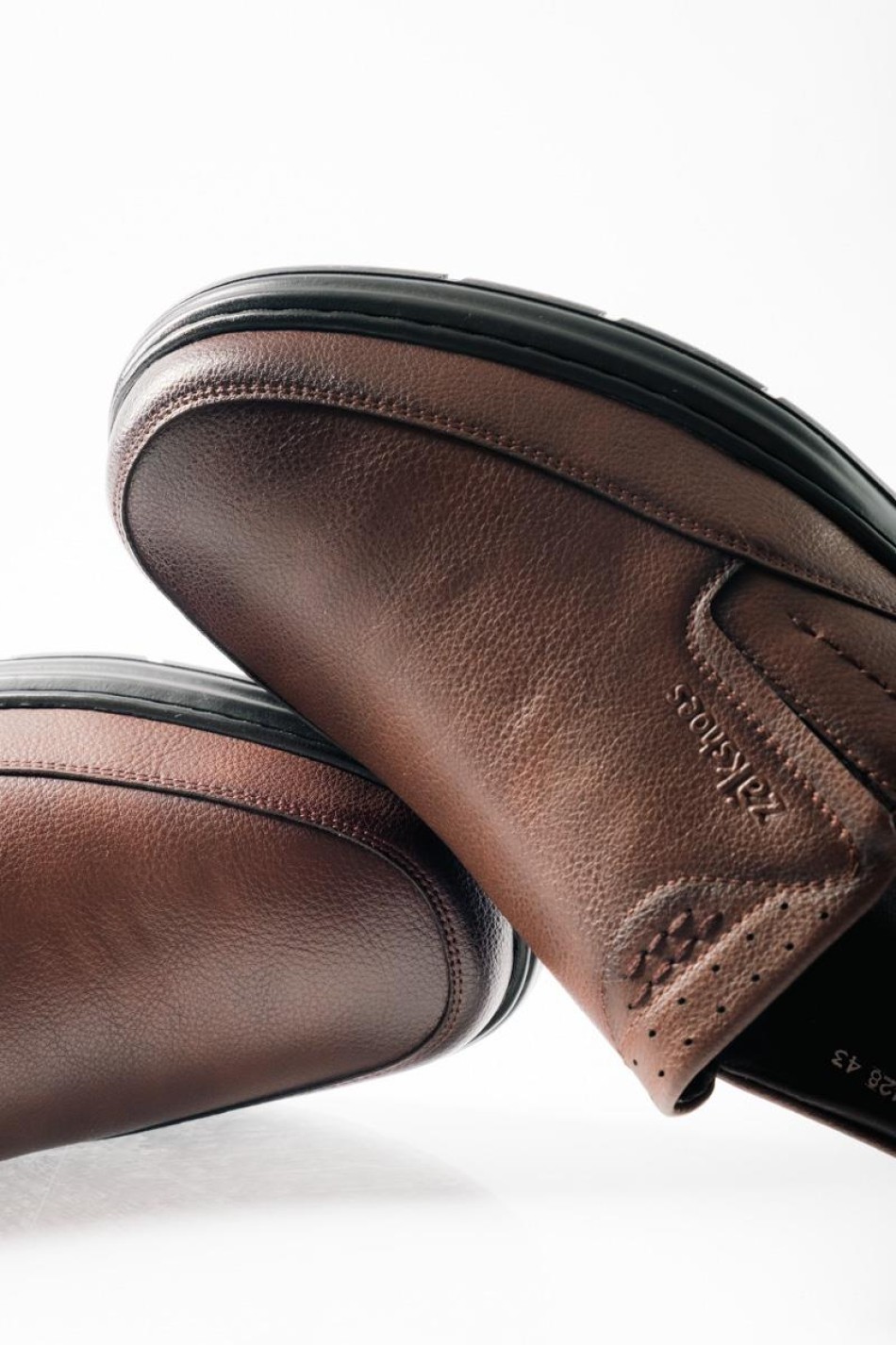 ΖΑΚ ανδρικά slip-on με κομψές λεπτομέρειες ραφών για διαχρονικό στυλ ΚΑΦΕ ΖΑΚ ανδρικά slip-on με κομψές λεπτομέρειες ραφών για διαχρονικό στυλ ΚΑΦΕ