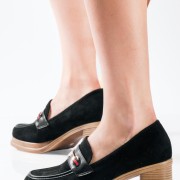 Suede loafers με χοντρό τακούνι ξύλινης όψης και μεταλλική αγκράφα ΜΑΥΡΟ