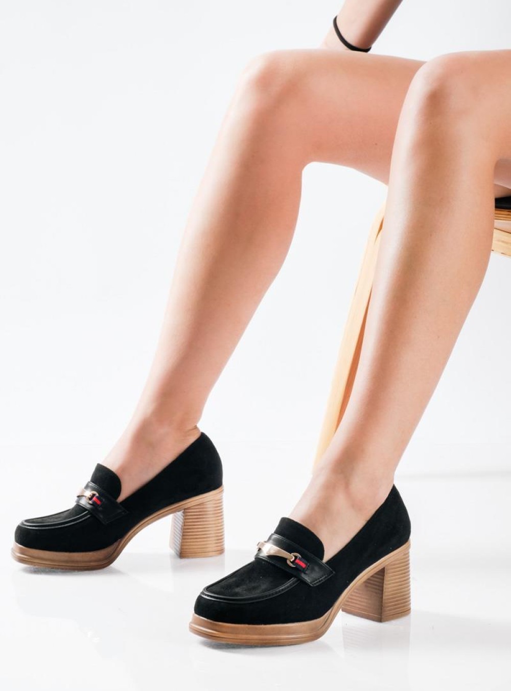 Suede loafers με χοντρό τακούνι ξύλινης όψης και μεταλλική αγκράφα ΜΑΥΡΟ Suede loafers με χοντρό τακούνι ξύλινης όψης και μεταλλική αγκράφα ΜΑΥΡΟ