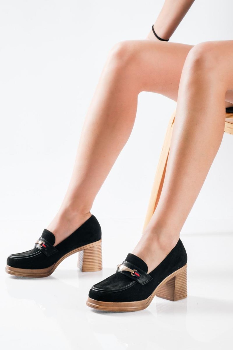 Suede loafers με χοντρό τακούνι ξύλινης όψης και μεταλλική αγκράφα ΜΑΥΡΟ
