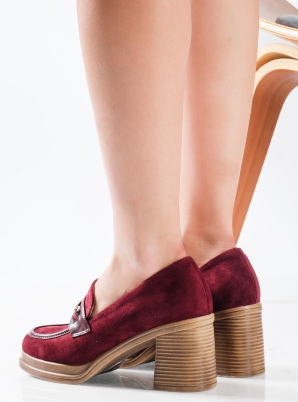 Suede loafers με χοντρό τακούνι ξύλινης όψης και μεταλλική αγκράφα ΜΠΟΡΝΤΩ Suede loafers με χοντρό τακούνι ξύλινης όψης και μεταλλική αγκράφα ΜΠΟΡΝΤΩ