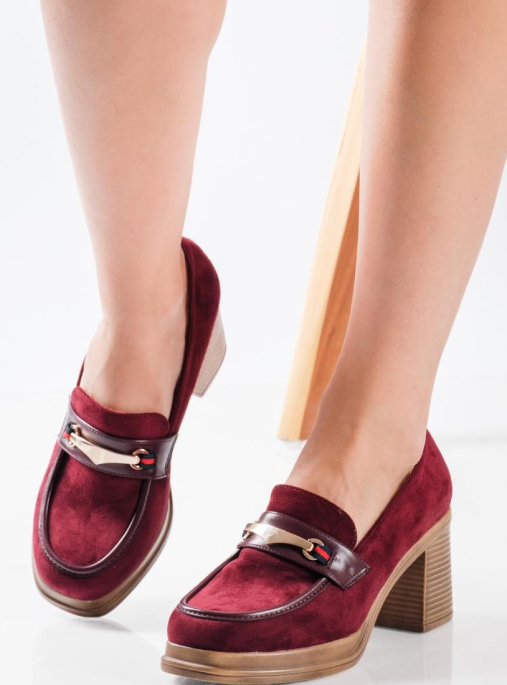 Suede loafers με χοντρό τακούνι ξύλινης όψης και μεταλλική αγκράφα ΜΠΟΡΝΤΩ Suede loafers με χοντρό τακούνι ξύλινης όψης και μεταλλική αγκράφα ΜΠΟΡΝΤΩ