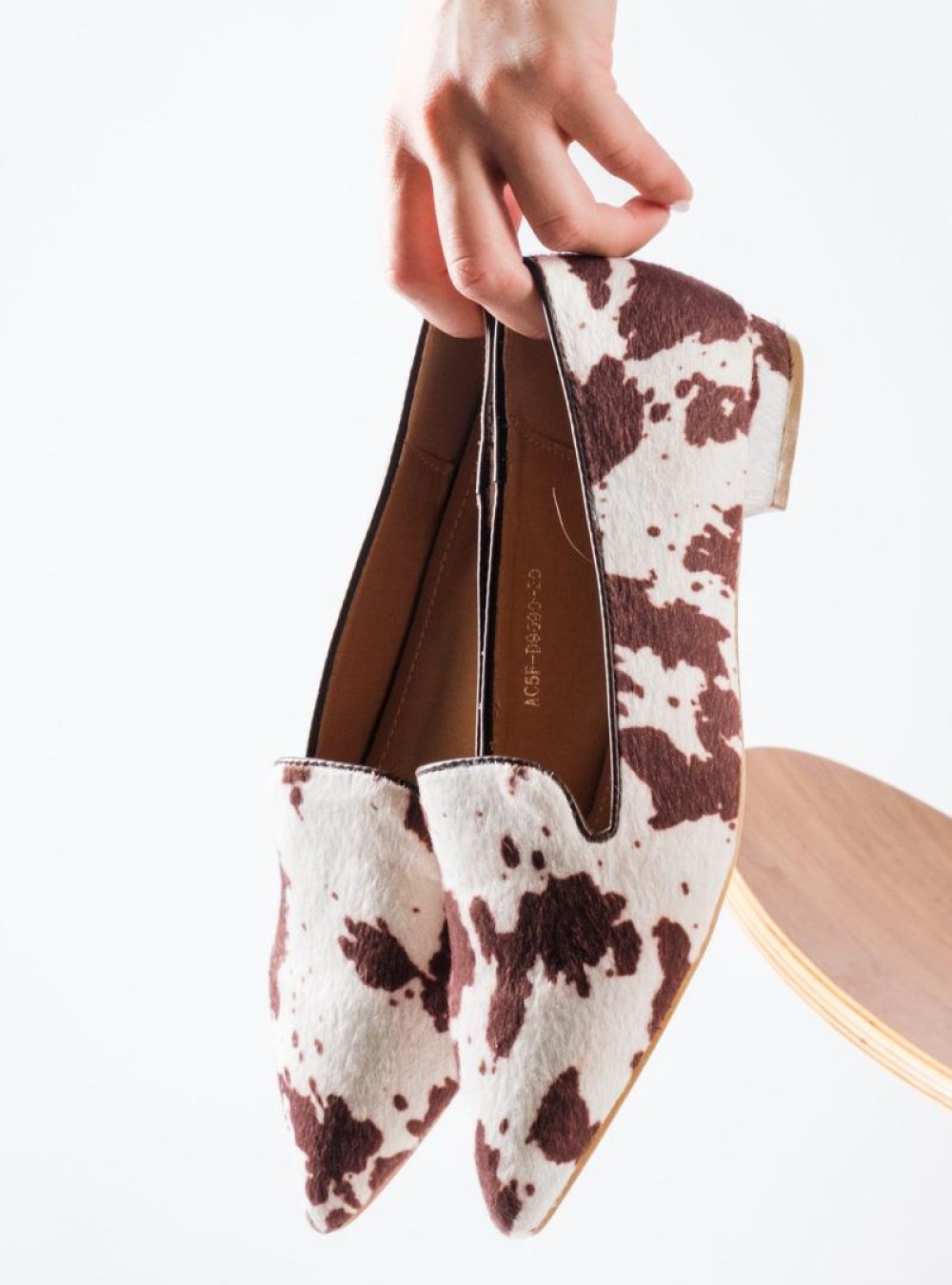 Ponyskin γυναικείες μυτερές μπαλαρίνες με εντυπωσιακό cow print σχέδιο ΚΑΦΕ Ponyskin γυναικείες μυτερές μπαλαρίνες με εντυπωσιακό cow print σχέδιο ΚΑΦΕ