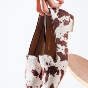Ponyskin γυναικείες μυτερές μπαλαρίνες με εντυπωσιακό cow print σχέδιο ΚΑΦΕ