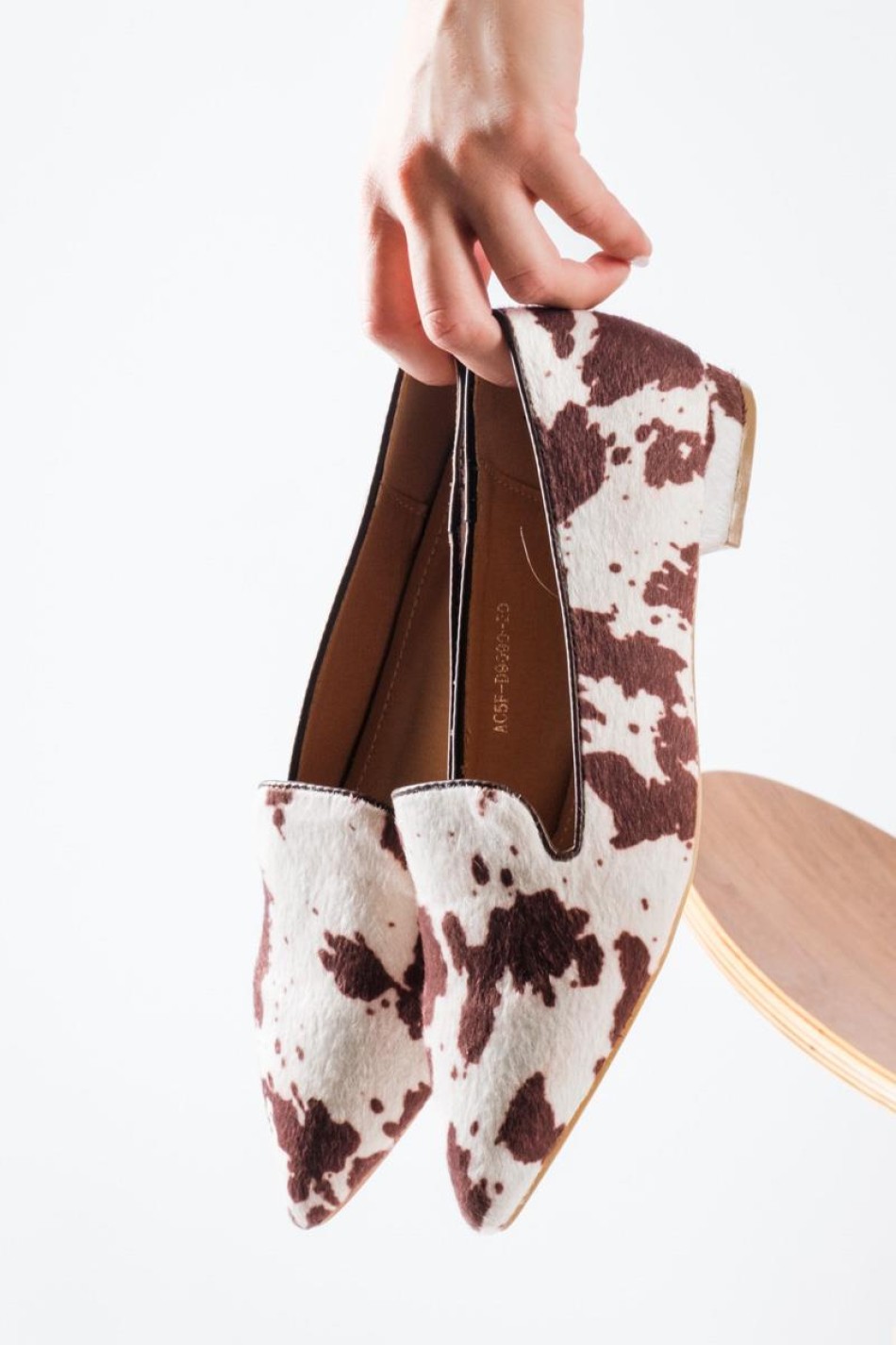 Ponyskin γυναικείες μυτερές μπαλαρίνες με εντυπωσιακό cow print σχέδιο ΚΑΦΕ